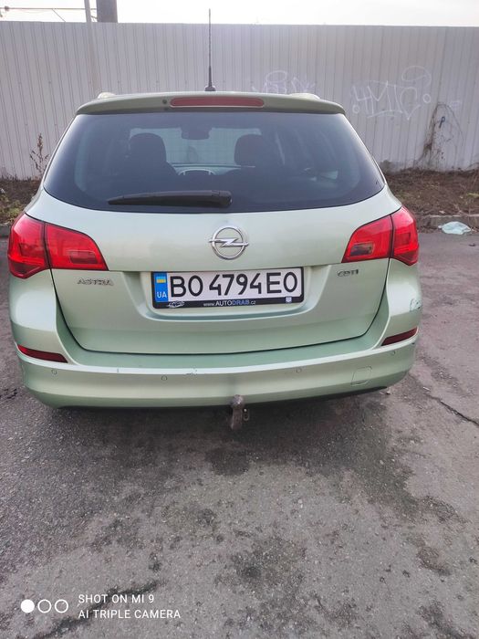 ПРОДАМ Опель Астра J 2011 года