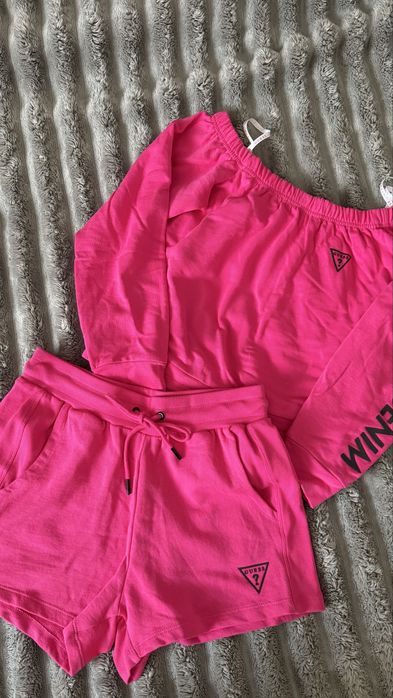 Малиновий костюм guess