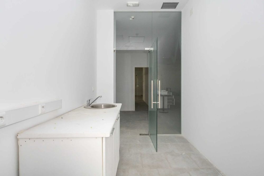 ALUGA-SE Espaco Comercial renovado 600 m2 open Space Massama