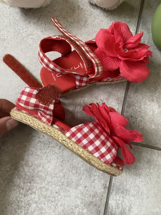 Червоні босоніжки для дівчинки