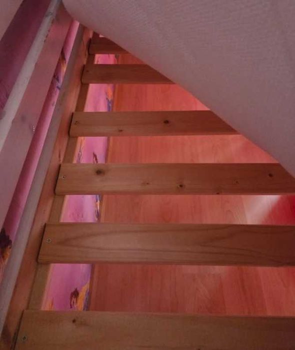 Cama beliche princesa com escorrega de criança