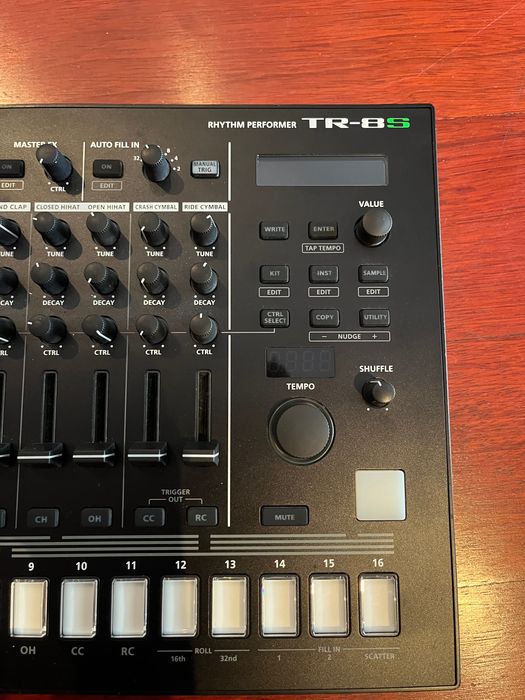 Roland tr-8s drum machine