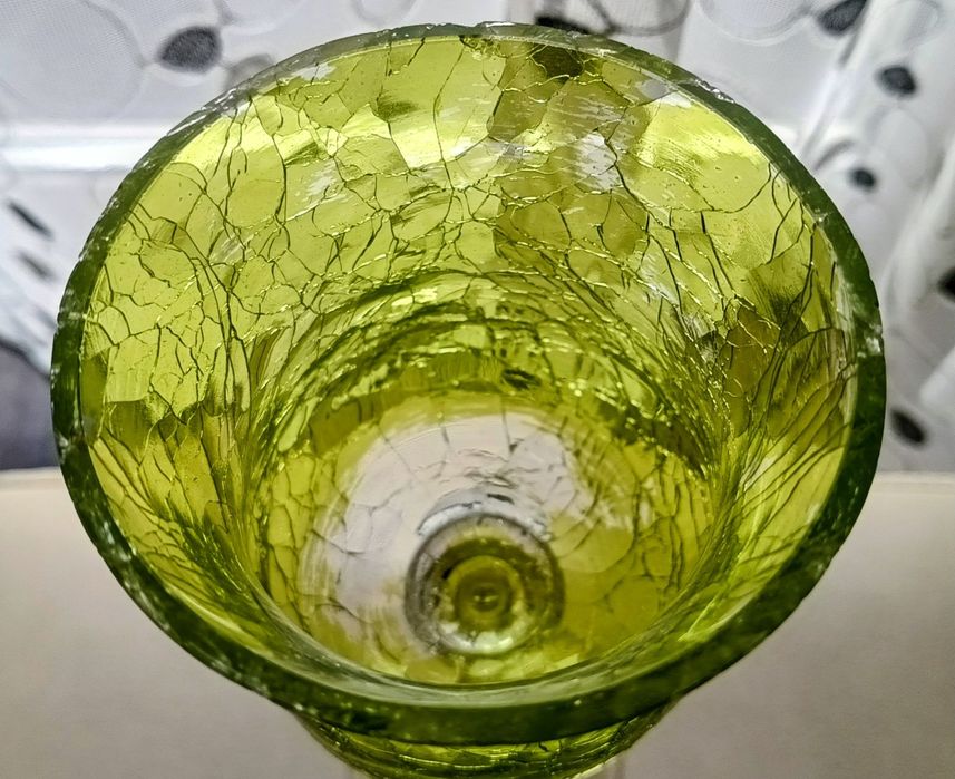 Zielone szklany świecznik dekoracyjny, wysokość 25 cm.