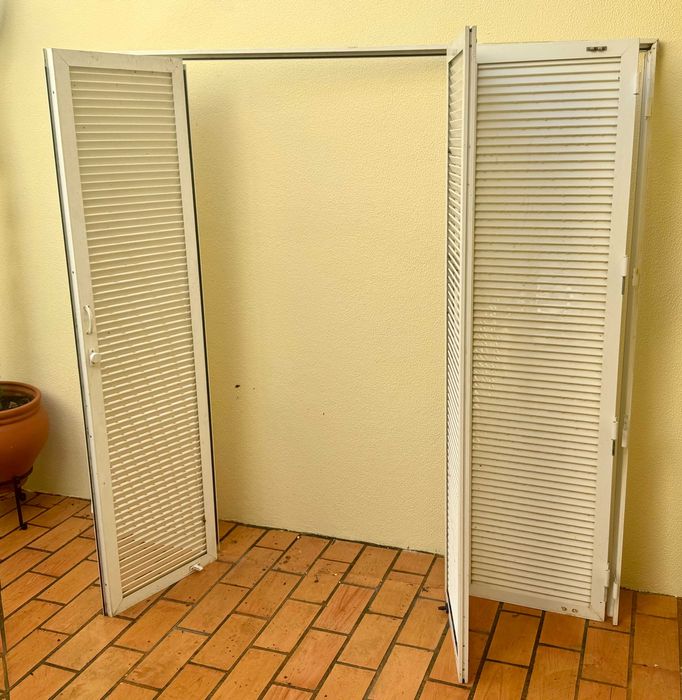 Portas de alumínio com batente. Em bom estado.