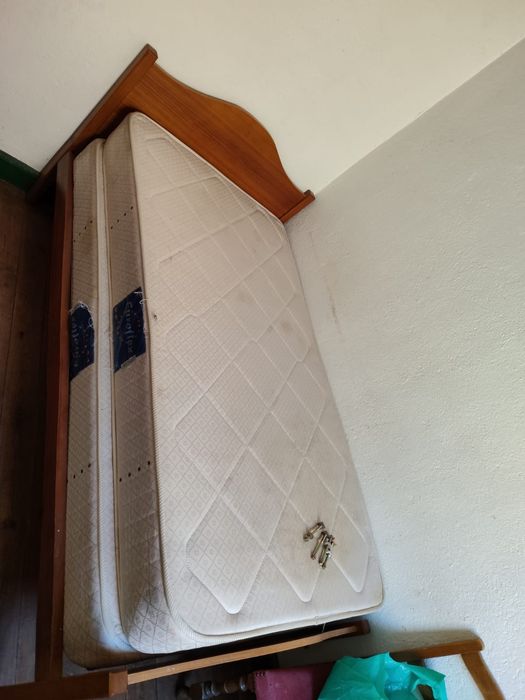 Cama e máquina de lavar