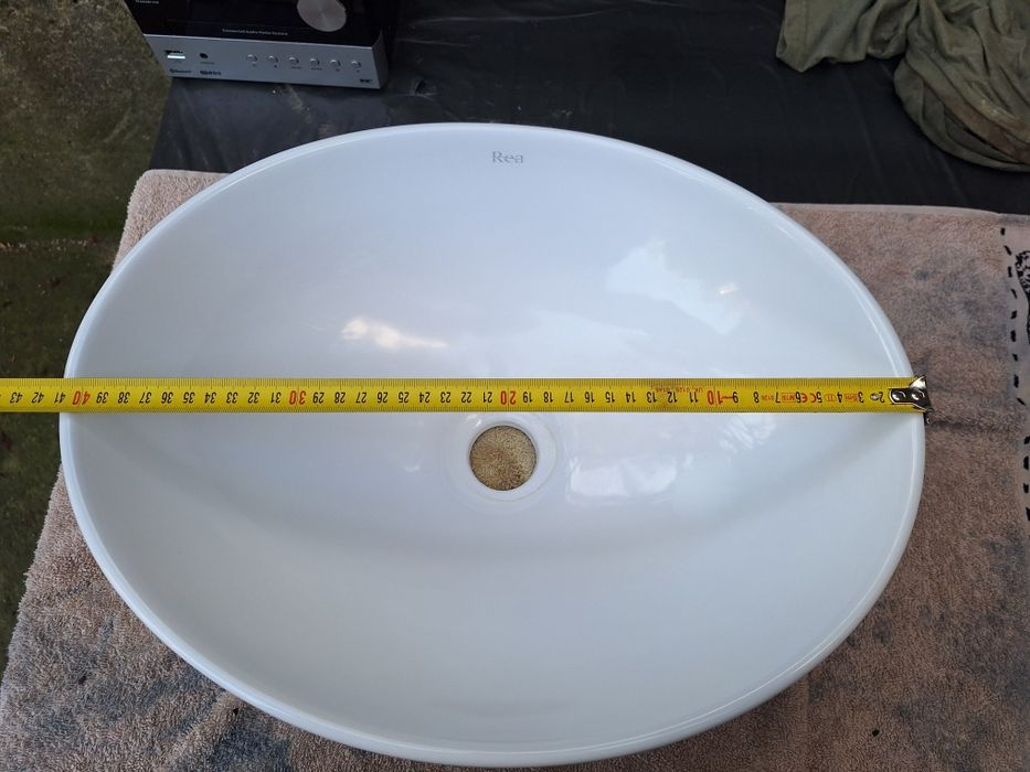 Umywalka nablatowa,owalna, biala.