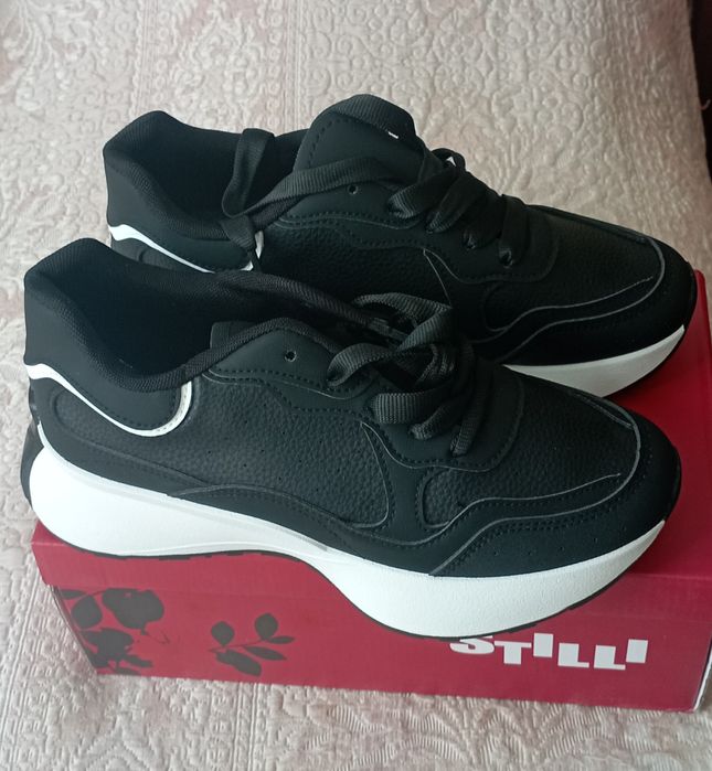 Демисезонні кросівки 40.