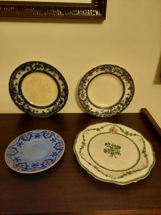 Conjunto de quatro Pratos antigos