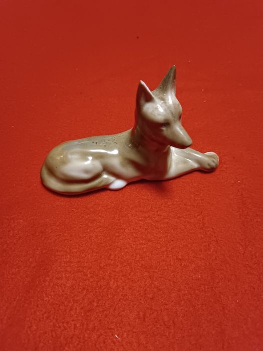 Фарфоровая статуэтка Собака.