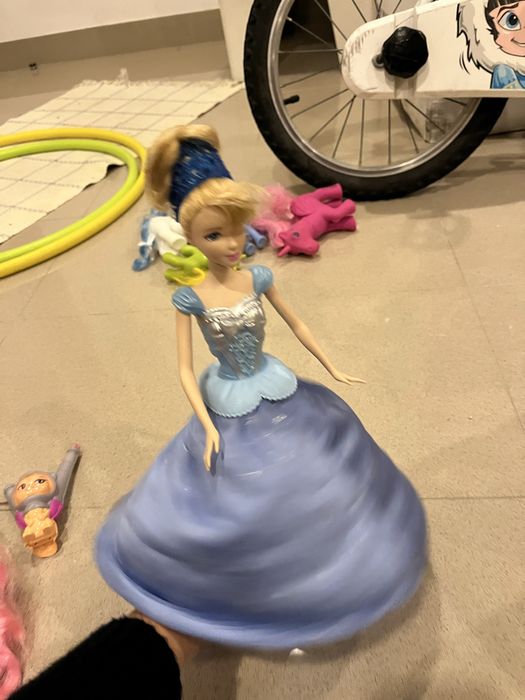 barbie cinderela que gira ao andar