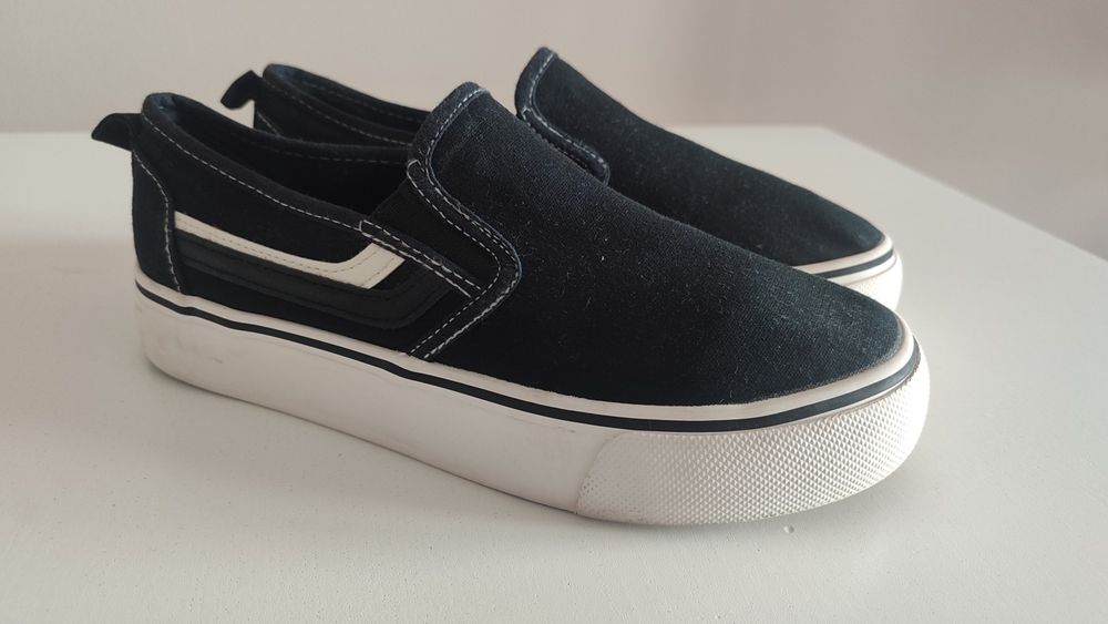 Trampki chłopięce wsuwane czarne Reserved 38