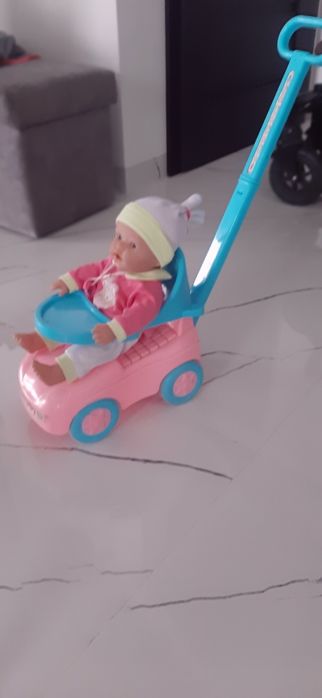 Zabawka, lalka z samochodzikiem do pchania