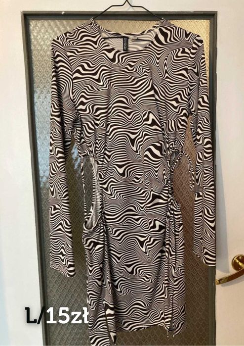 Sukienka z wycięciami zebra Divided
