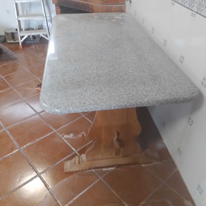 Mesa em Granito Antas e Madeira