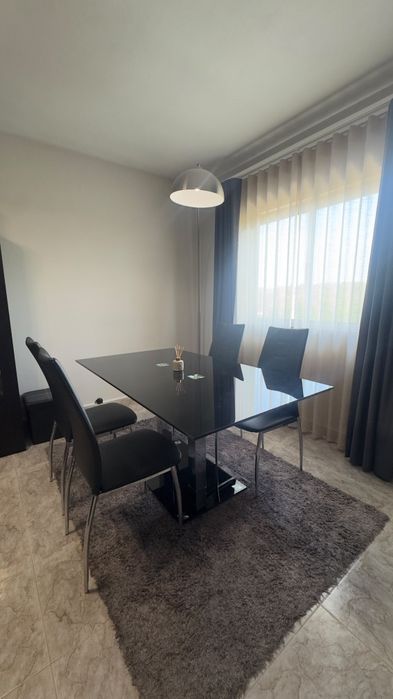 Mesa de jantar,4 adeira e mesa de apoio