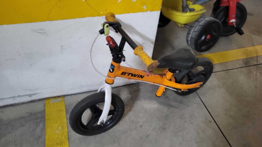 Bicicleta infantil sem pedais.