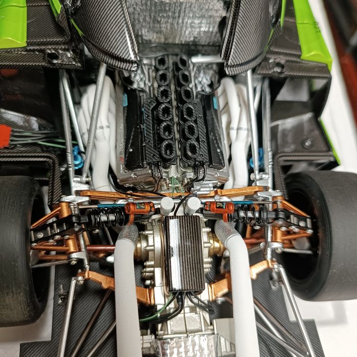Pagani LCD 1:18 jak AutoArt