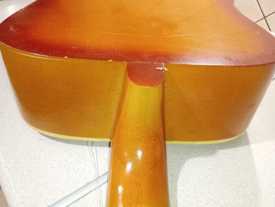 Gitara akustyczna z futerałem