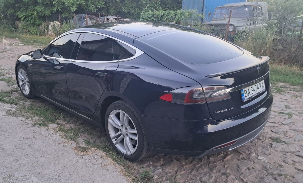 Tesla Model S P85
