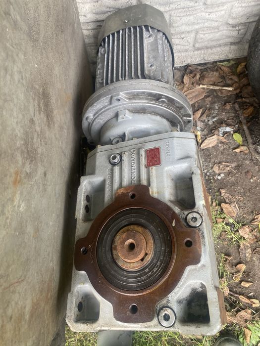 Motoreduktor 55 obr./min z silnikiem 3,5 KW oś 45 mm