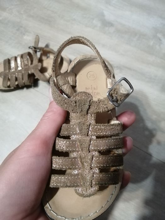 Босоніжки, сандалі