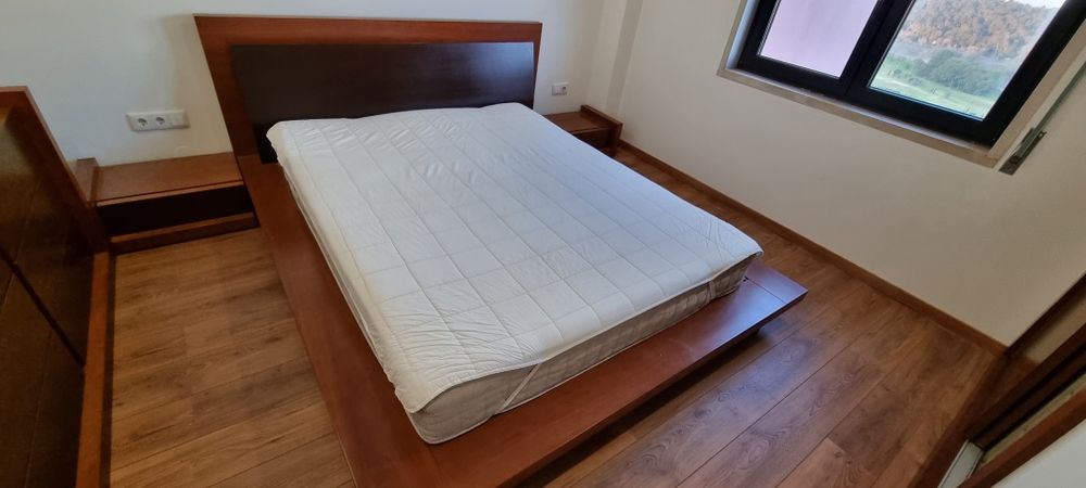 Cama com 2 mesas de cabeceira em cerejeira e wenge