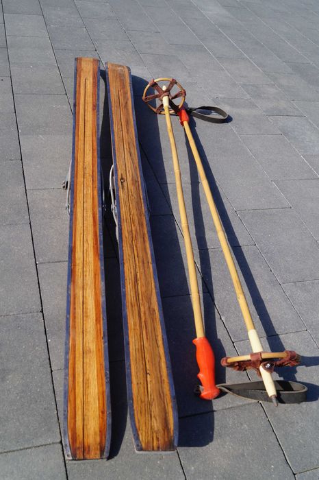 Stare narty drewniane 130 cm z kijkami