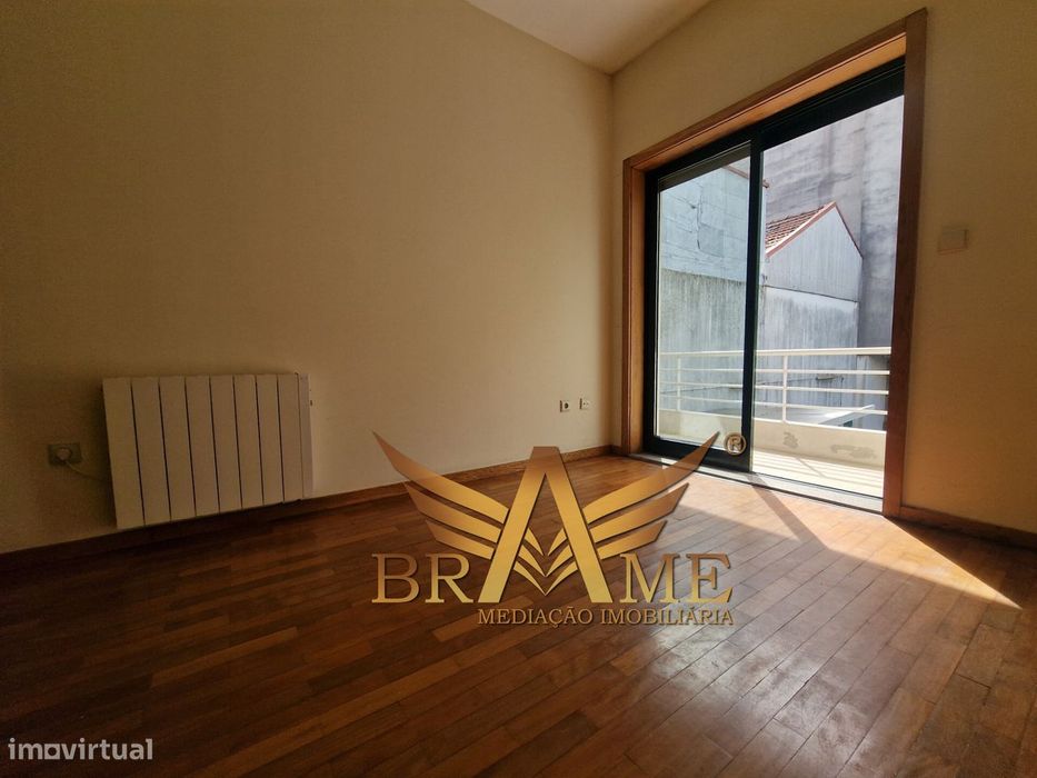 Apartamento T2 Com Lugar De Garagem | Rua Da Constituição - Porto