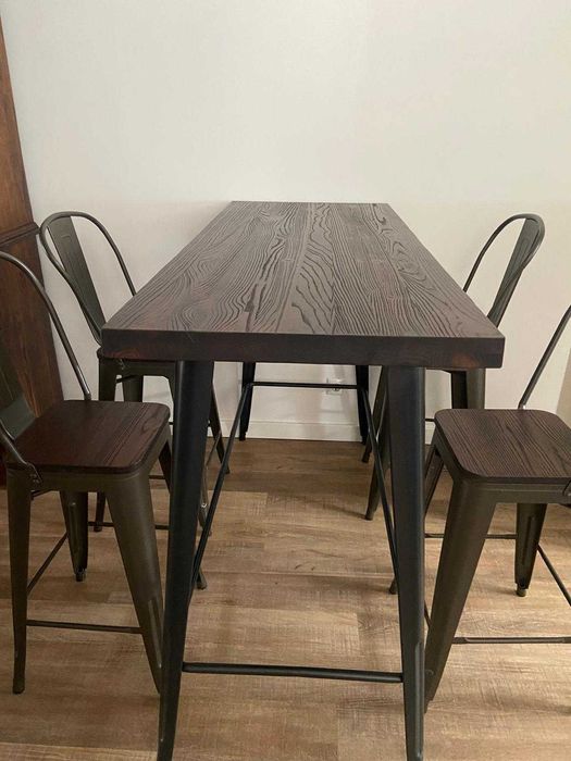 Mesa alta com 4 cadeiras