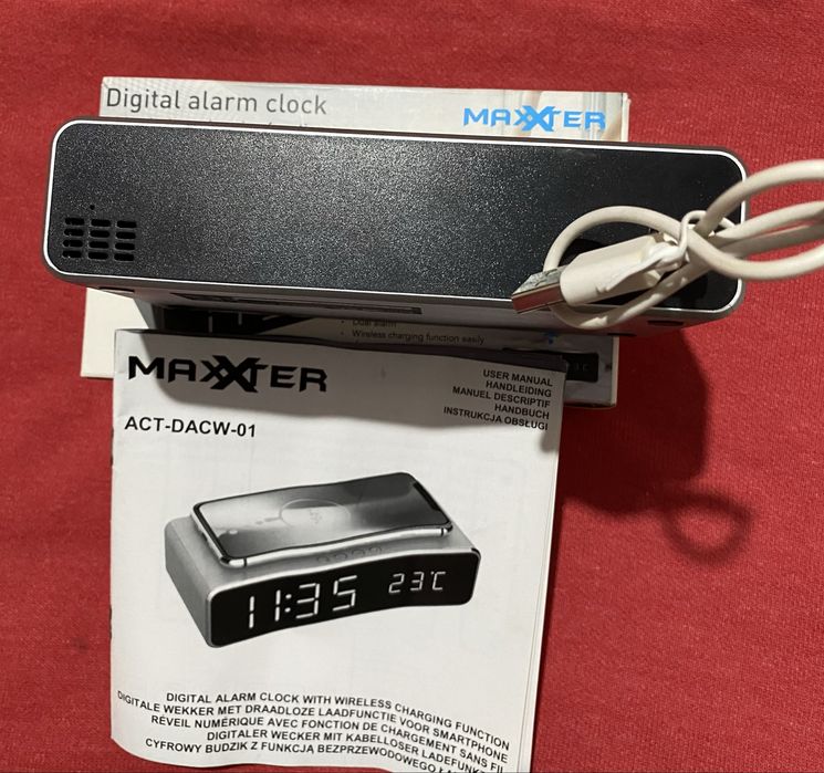 Digital Alarm Clock with Wireless Charging Function445943250734950405