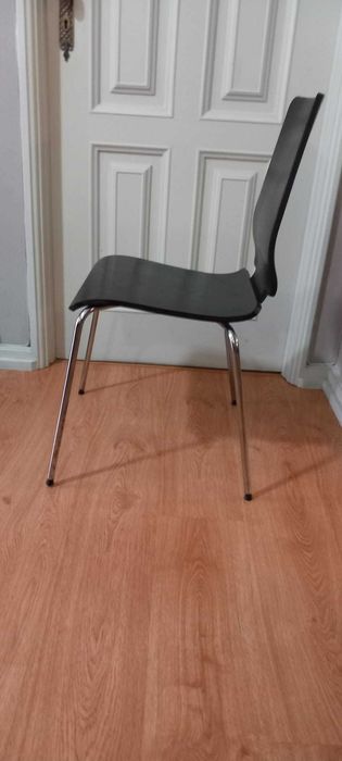 Mobília/ Cadeira preta com seminova