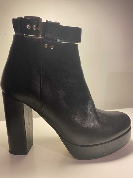 Botas pretas de pele novas 38