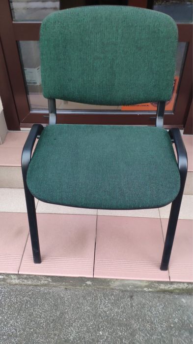 Krzesła w kolorze zielonym