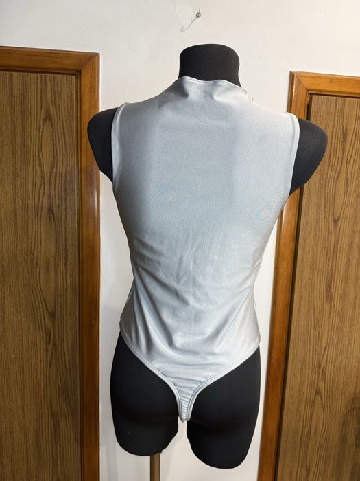 Srebrne body bez rękawów mieniące się body