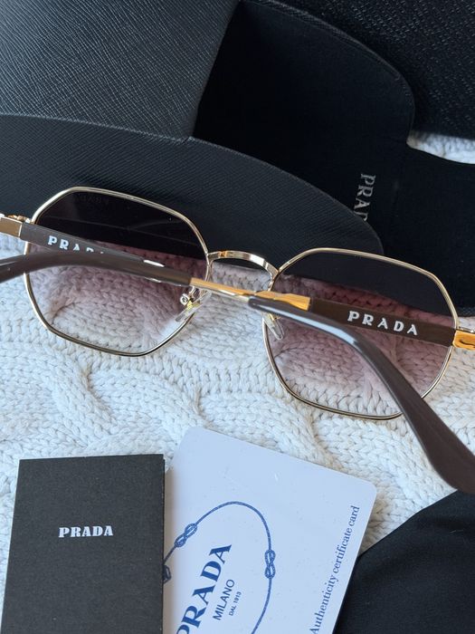Сонцезахисні окуляри Prada