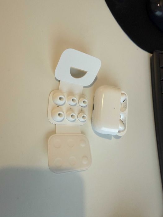 Airpods Pro 2 z etui ladujacym USB-C - stan BDB+