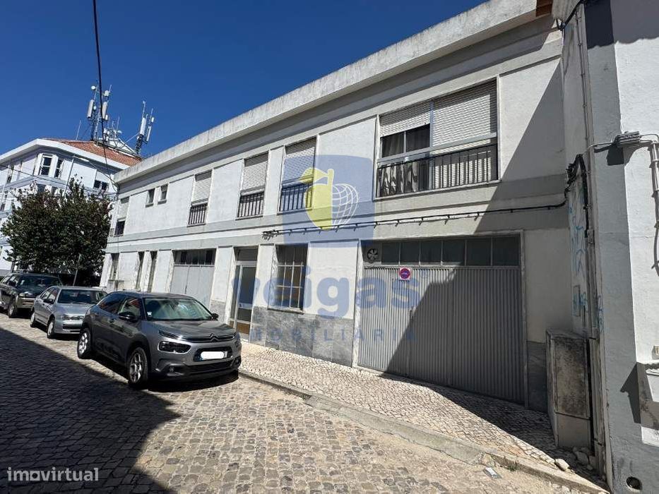 Prédio de 2 Pisos com Espaço Comercial