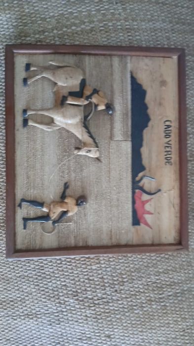 Quadro em madeira e relevo