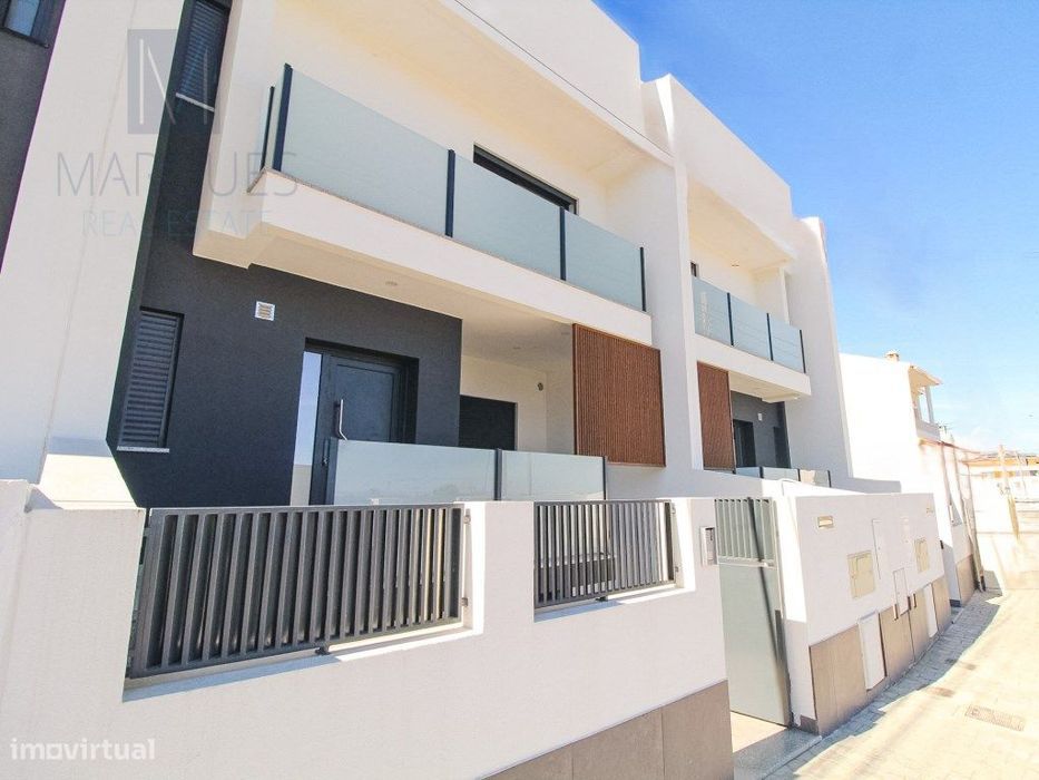 Moradia T4 com garagem em Vale de Milhaços - Corroios