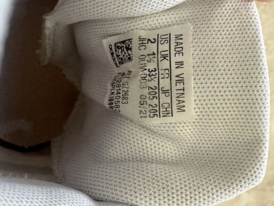білі дитячі кросівки Adidas моделі Tensaur з зручними застібками-липучками.