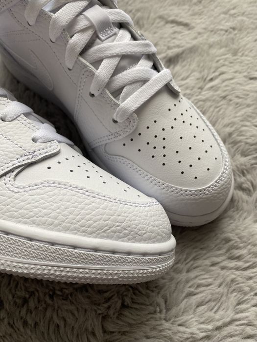 Jordan 1 Mid “Triple White” / Nike Dunk Low “Acid Wash”