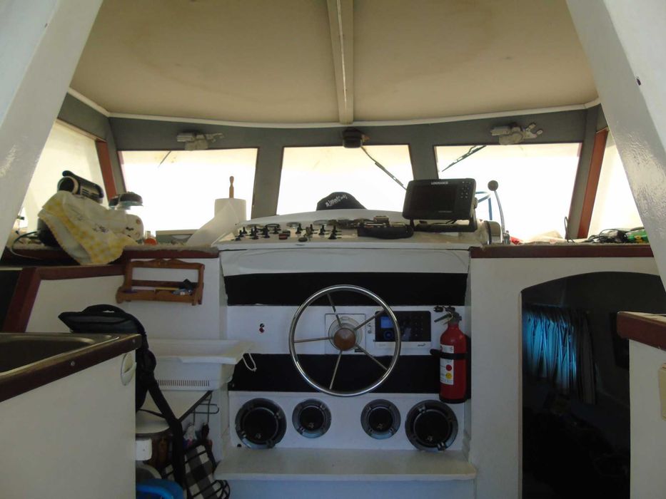 Lancha 7,89 m — Motor diesel 140 HP — Flybridge — Embarcação Auxiliar