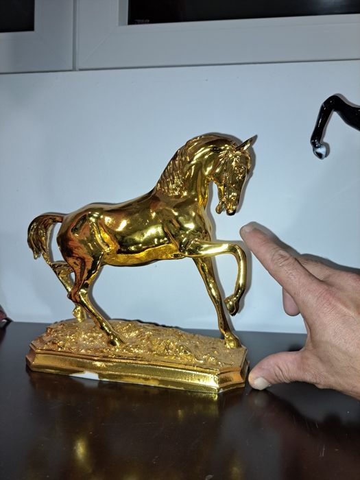 Cavalo decorativo resina com pintura cromada