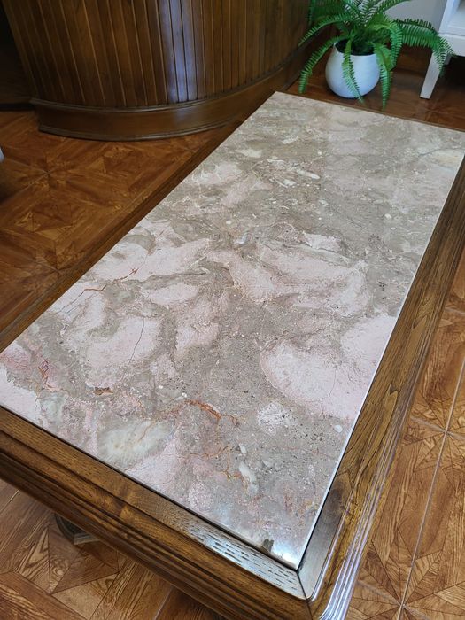 Mesa de centro com tampo em mármore