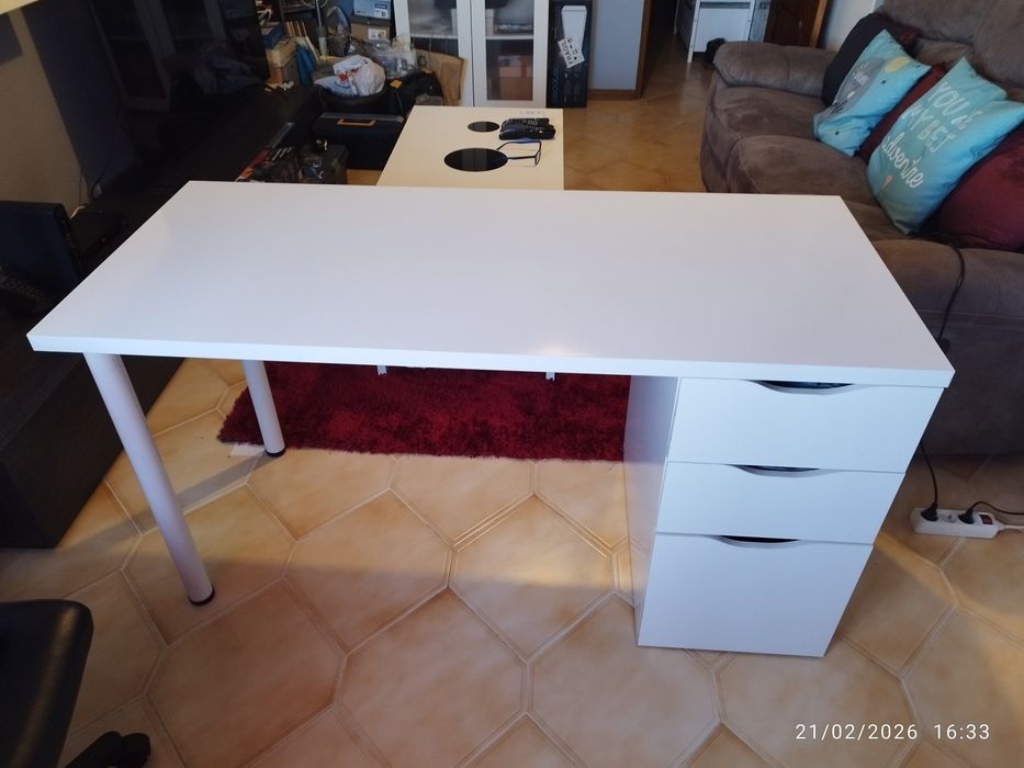 Secretária como nova com pouco uso e 1 cadeira também como nova.