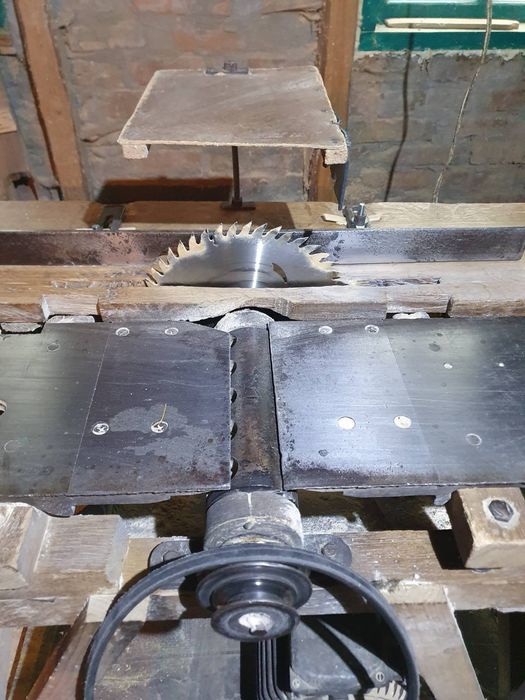 Продам деревообробні станки
Циркулярний та свердлильний.
Все пра