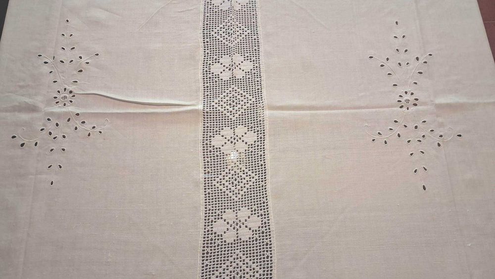Toalha de Mesa Antiga em Linho Bordada à Mão – 250 x 145 cm
