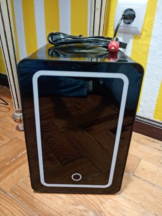 Mini frigorífico portátil com luz tátil (faz frio e quente)