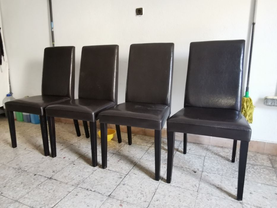 Mesa de Sala de Jantar e Cadeiras