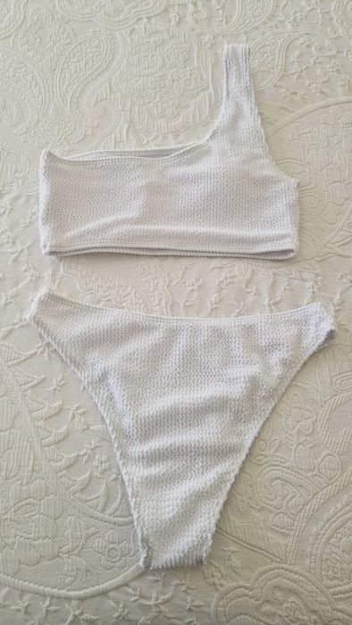 Bikini cor branca Shein, tamanho M novo, nunca usado